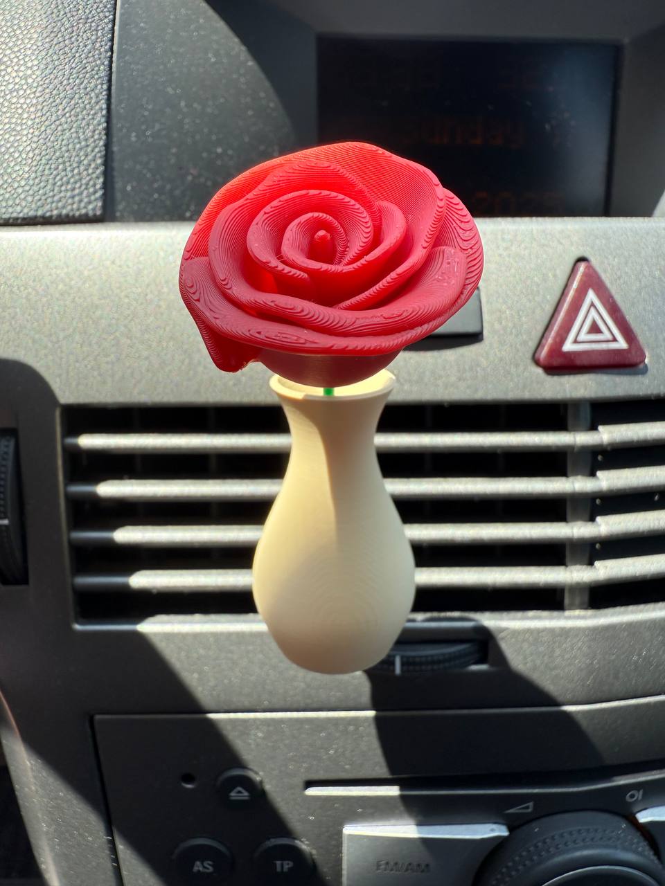Mini Autós Váza Rózsával – 3D Nyomtatott Dekoráció a Szellőzőre