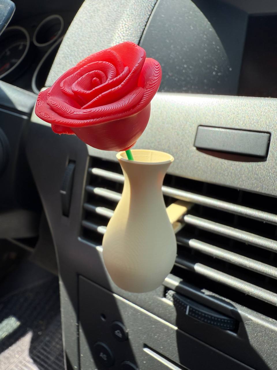 Mini Autós Váza Rózsával – 3D Nyomtatott Dekoráció a Szellőzőre