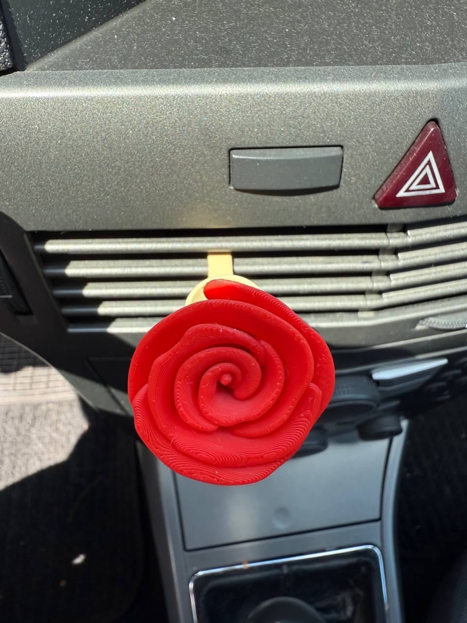 Mini Autós Váza Rózsával – 3D Nyomtatott Dekoráció a Szellőzőre