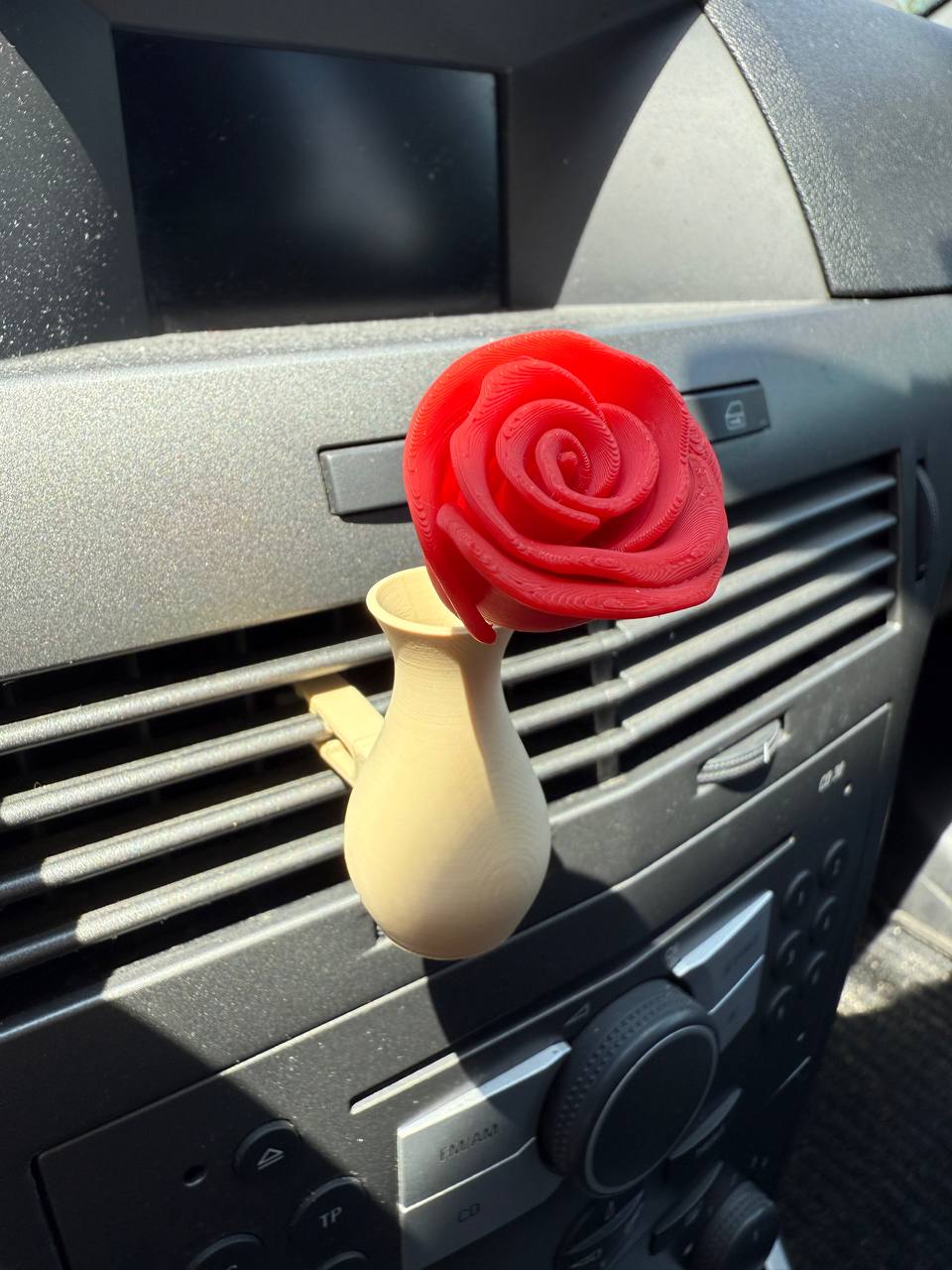 Mini Autós Váza Rózsával – 3D Nyomtatott Dekoráció a Szellőzőre