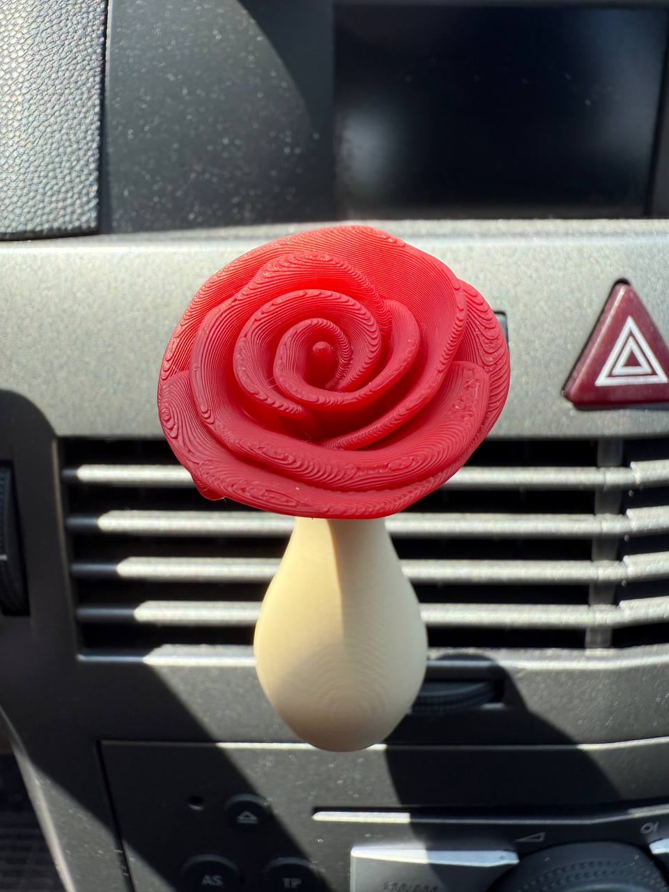 Mini Autós Váza Rózsával – 3D Nyomtatott Dekoráció a Szellőzőre